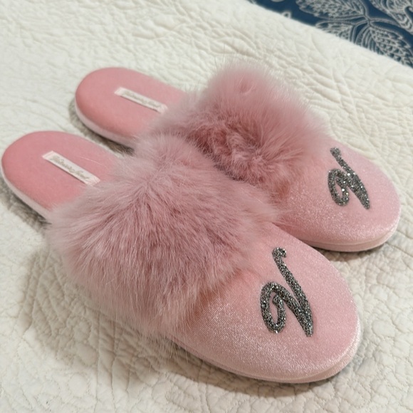 NEW VICTORIA SECRET SLIPPERS- SIZE L - Picture 3 of 4